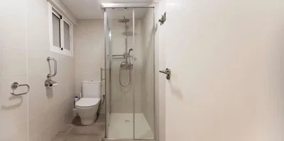 Toilettes; carrelage, lumière naturelle