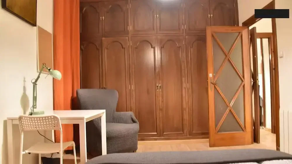 Ložnice; dřevěná podlaha, přirozené světlo