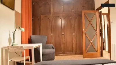 Ložnice; dřevěná podlaha, přirozené světlo