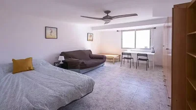 Slaapkamer; natuurlijk licht, tegelvloer
