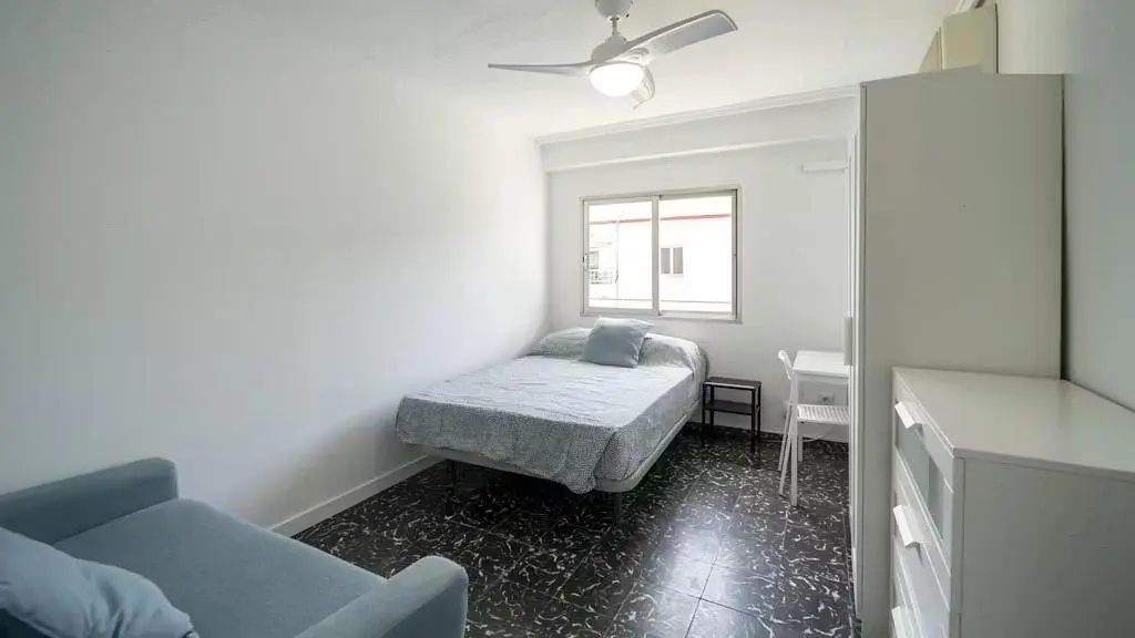 Slaapkamer; natuurlijk licht, tegelvloer
