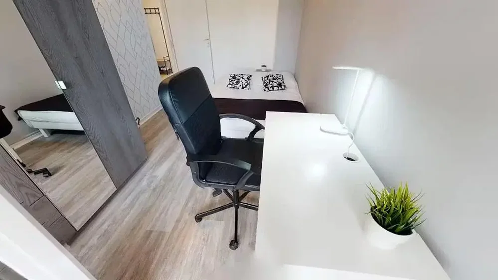 Camera da letto; pavimento in legno, luce naturale, stile moderno