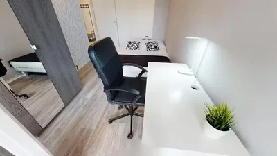 Camera da letto; pavimento in legno, luce naturale, stile moderno
