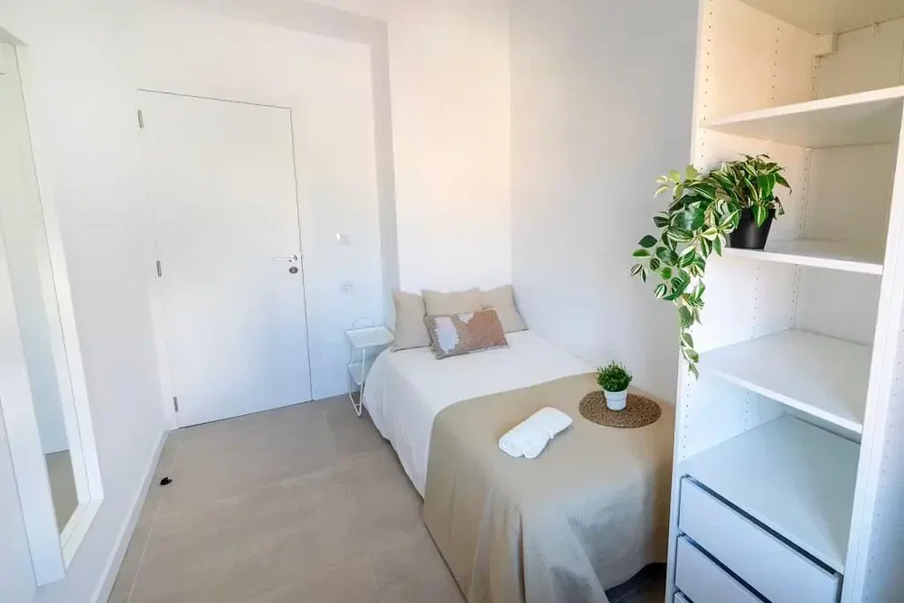 Schlafzimmer; tageslicht, holzboden