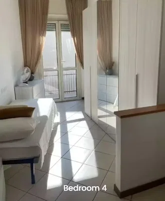غرفة نوم; ضوء طبيعي, أرضية من البلاط