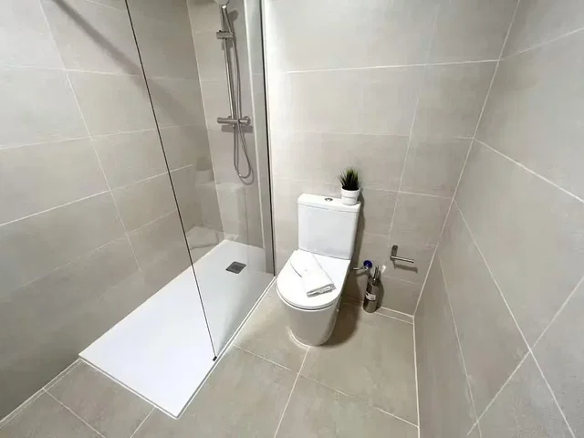 Toilette; fliesenboden, renoviert, tageslicht