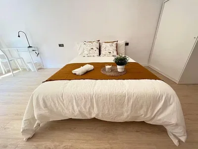 Schlafzimmer; holzboden, tageslicht