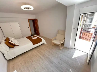 Schlafzimmer; holzboden, tageslicht