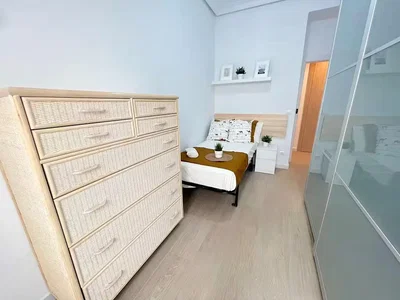 Schlafzimmer; holzboden, tageslicht, moderner stil