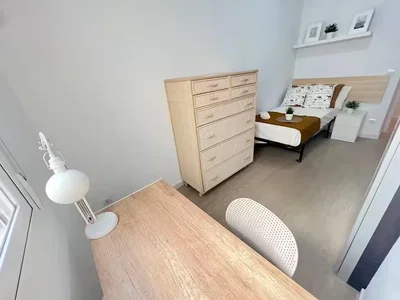Schlafzimmer; holzboden, tageslicht