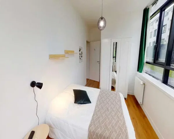 Camera da letto; luce naturale, pavimento in legno