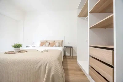 Spavaća soba; prirodno svjetlo, drveni pod, renoviran, moderni stil