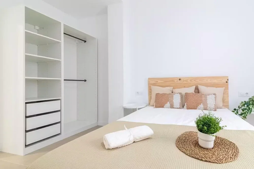Spavaća soba; prirodno svjetlo, moderni stil
