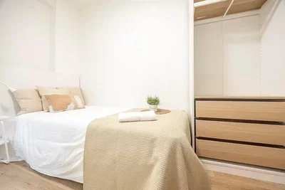 Spavaća soba; prirodno svjetlo, drveni pod
