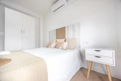 Schlafzimmer; holzboden, tageslicht, moderner stil