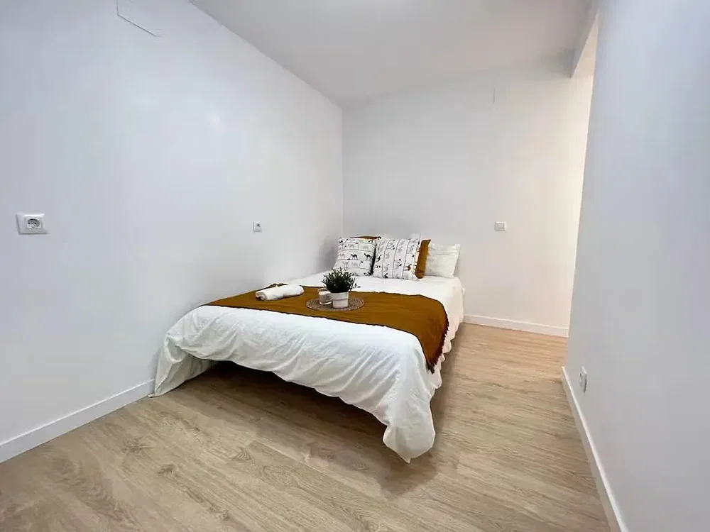 Schlafzimmer; holzboden, tageslicht