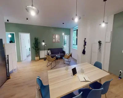 Oturma odası; ahşap zemin, doğal ışık, modern stil