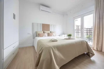 Schlafzimmer; holzboden, tageslicht