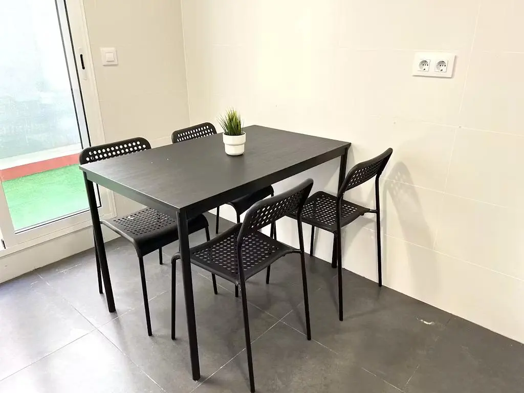 Wohnzimmer; fliesenboden, tageslicht