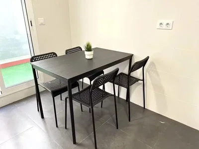 Wohnzimmer; fliesenboden, tageslicht