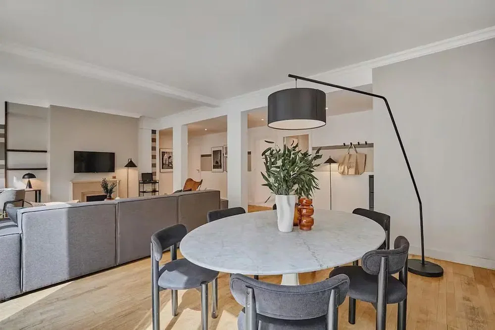 Woonkamer; natuurlijk licht, moderne stijl, houten vloer
