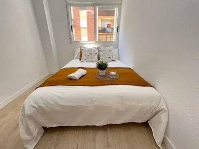 Schlafzimmer; holzboden, tageslicht