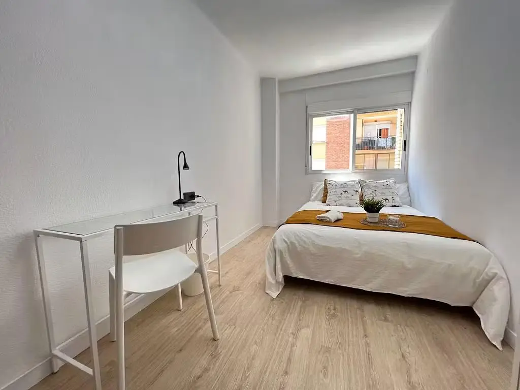 Schlafzimmer; holzboden, tageslicht