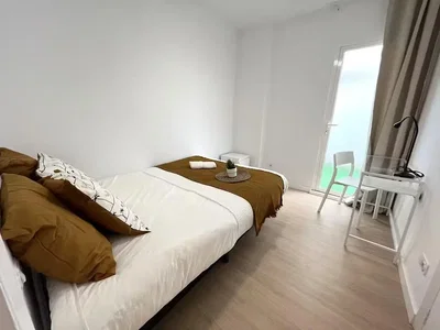 Schlafzimmer; holzboden, tageslicht