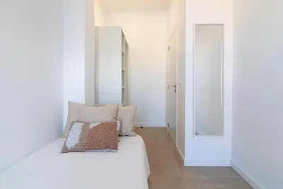 Schlafzimmer; tageslicht, renoviert