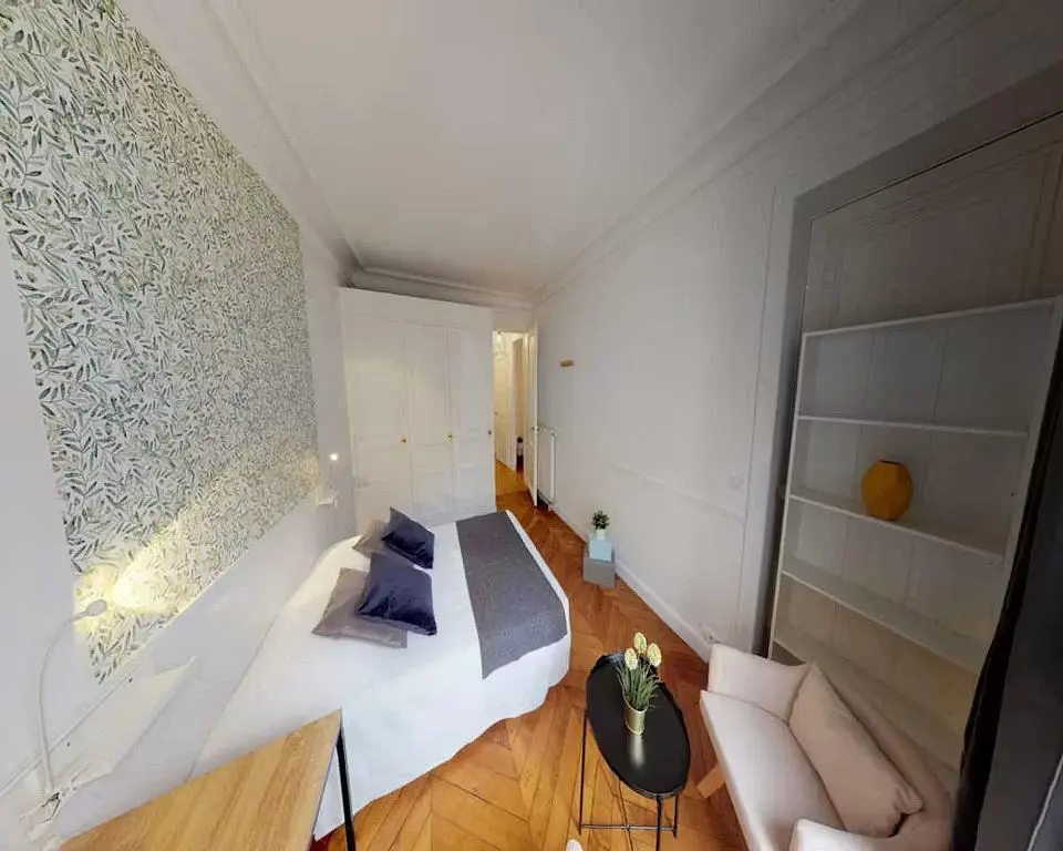Quarto; chão de madeira, luz natural