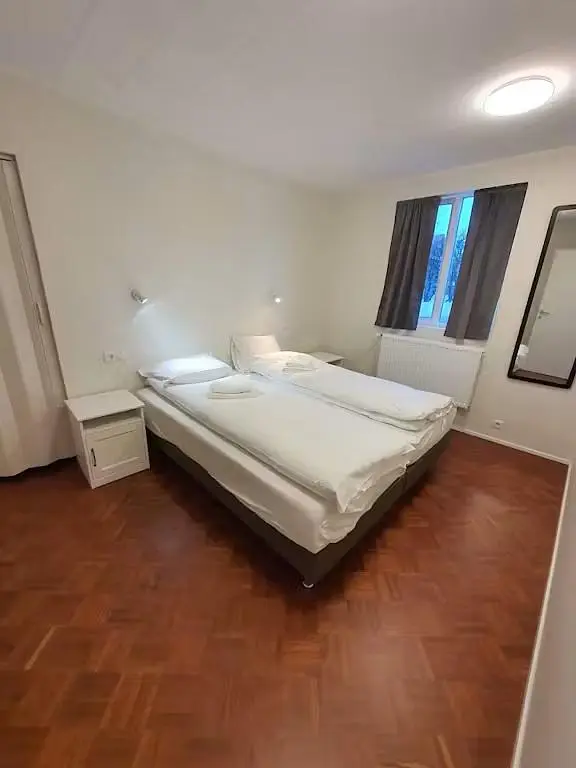 Chambre; parquet, lumière naturelle