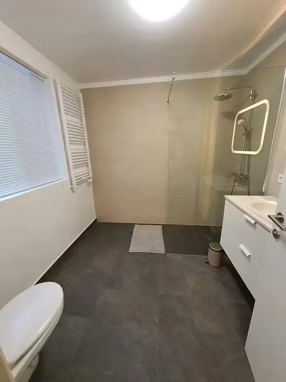Toilettes; carrelage, lumière naturelle
