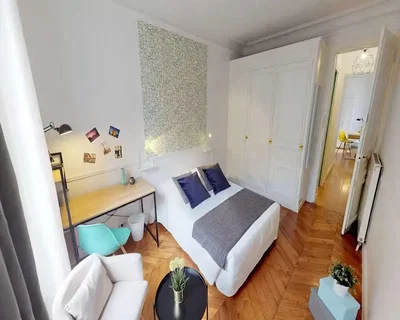 Quarto; chão de madeira, luz natural