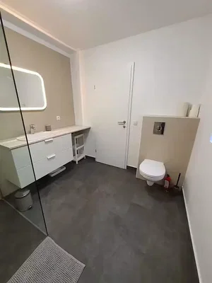 Toilettes; carrelage, lumière naturelle