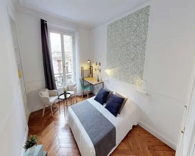 Quarto; chão de madeira, luz natural