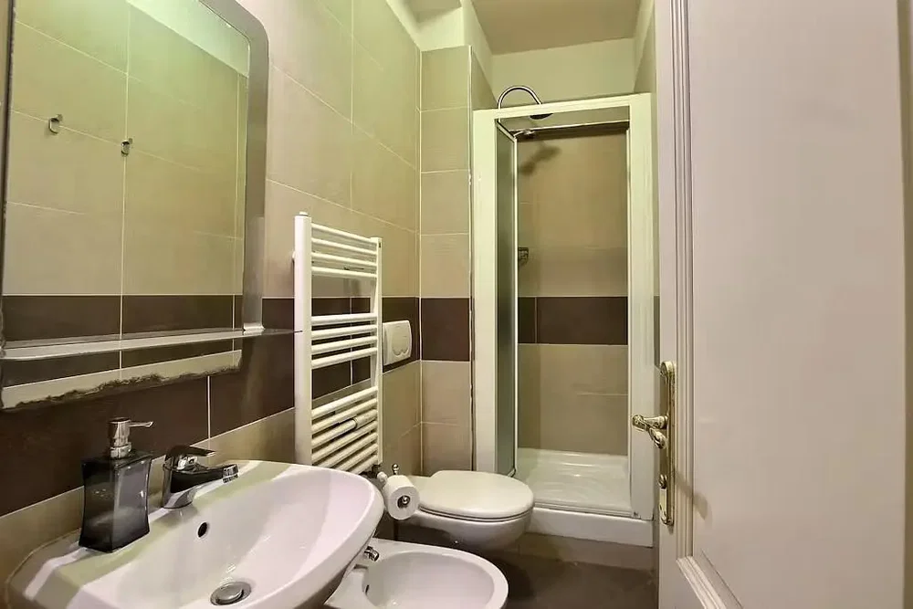 Badezimmer; fliesenboden, tageslicht