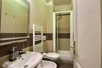 Badezimmer; fliesenboden, tageslicht