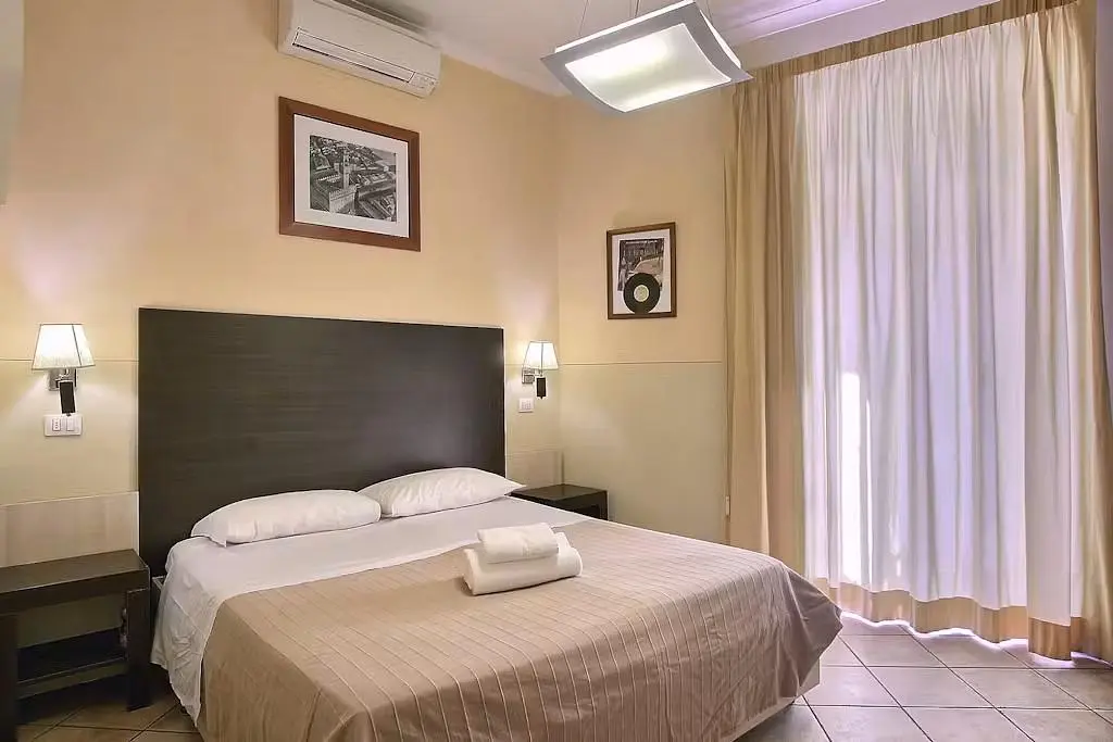 Schlafzimmer; fliesenboden, tageslicht