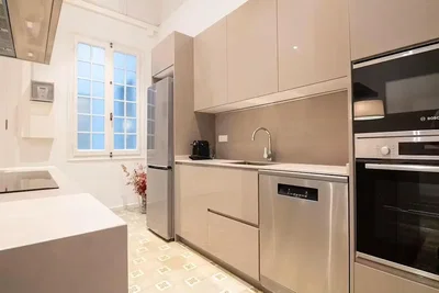 Küche; küchengeräte, tageslicht, moderner stil