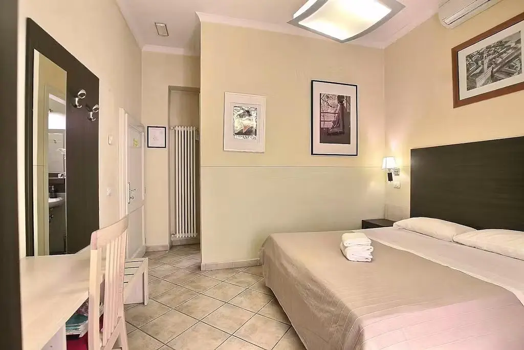 Schlafzimmer; fliesenboden, tageslicht
