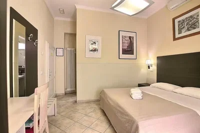 Schlafzimmer; fliesenboden, tageslicht