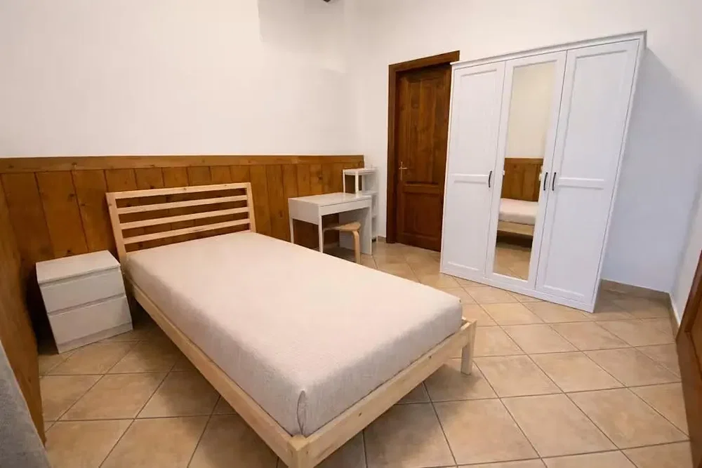 Camera da letto; pavimento in piastrelle