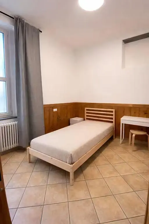 Camera da letto; pavimento in piastrelle, luce naturale