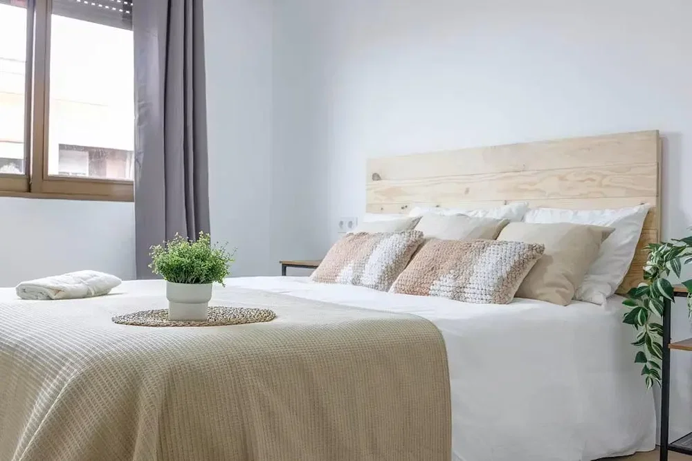 Spavaća soba; prirodno svjetlo, moderni stil
