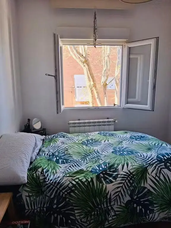 Schlafzimmer; tageslicht, holzboden