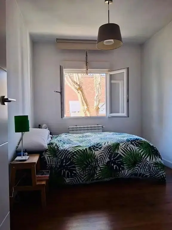 Schlafzimmer; tageslicht, holzboden, dunkles interieur