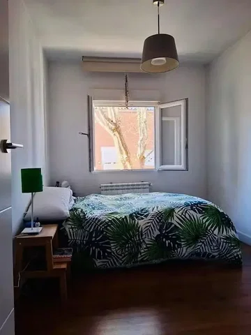 Schlafzimmer; tageslicht, holzboden, dunkles interieur