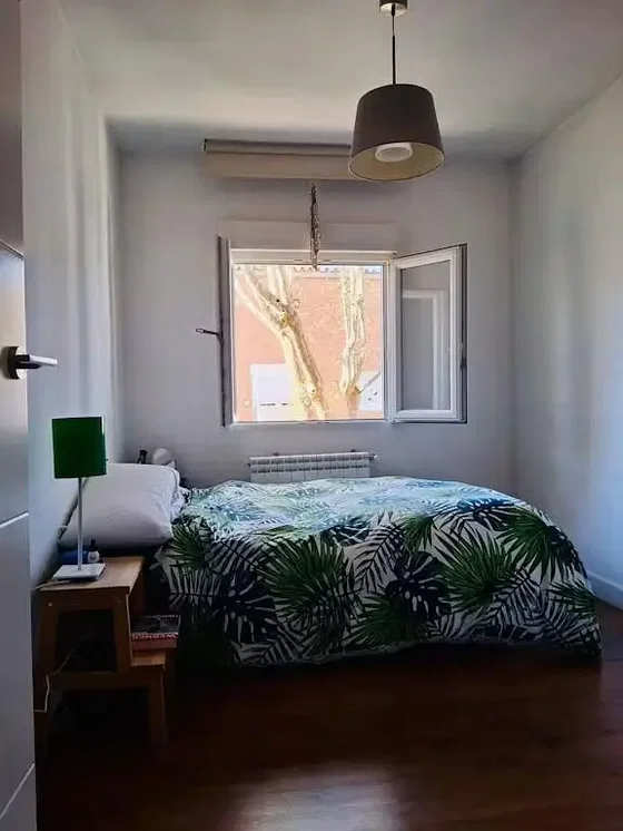 Schlafzimmer; tageslicht, holzboden, dunkles interieur