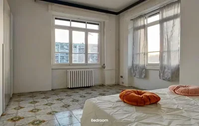 Schlafzimmer; fliesenboden, tageslicht