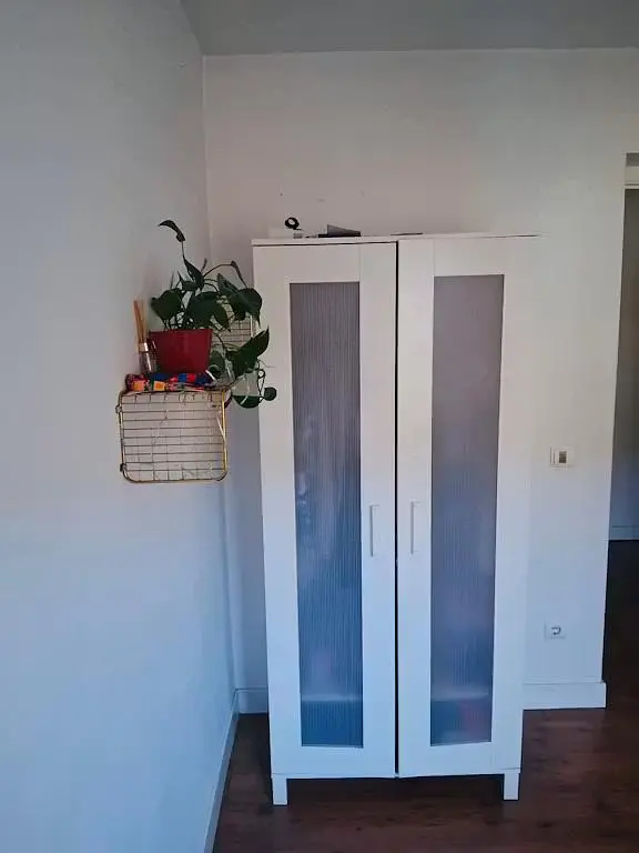 Schlafzimmer; holzboden, tageslicht